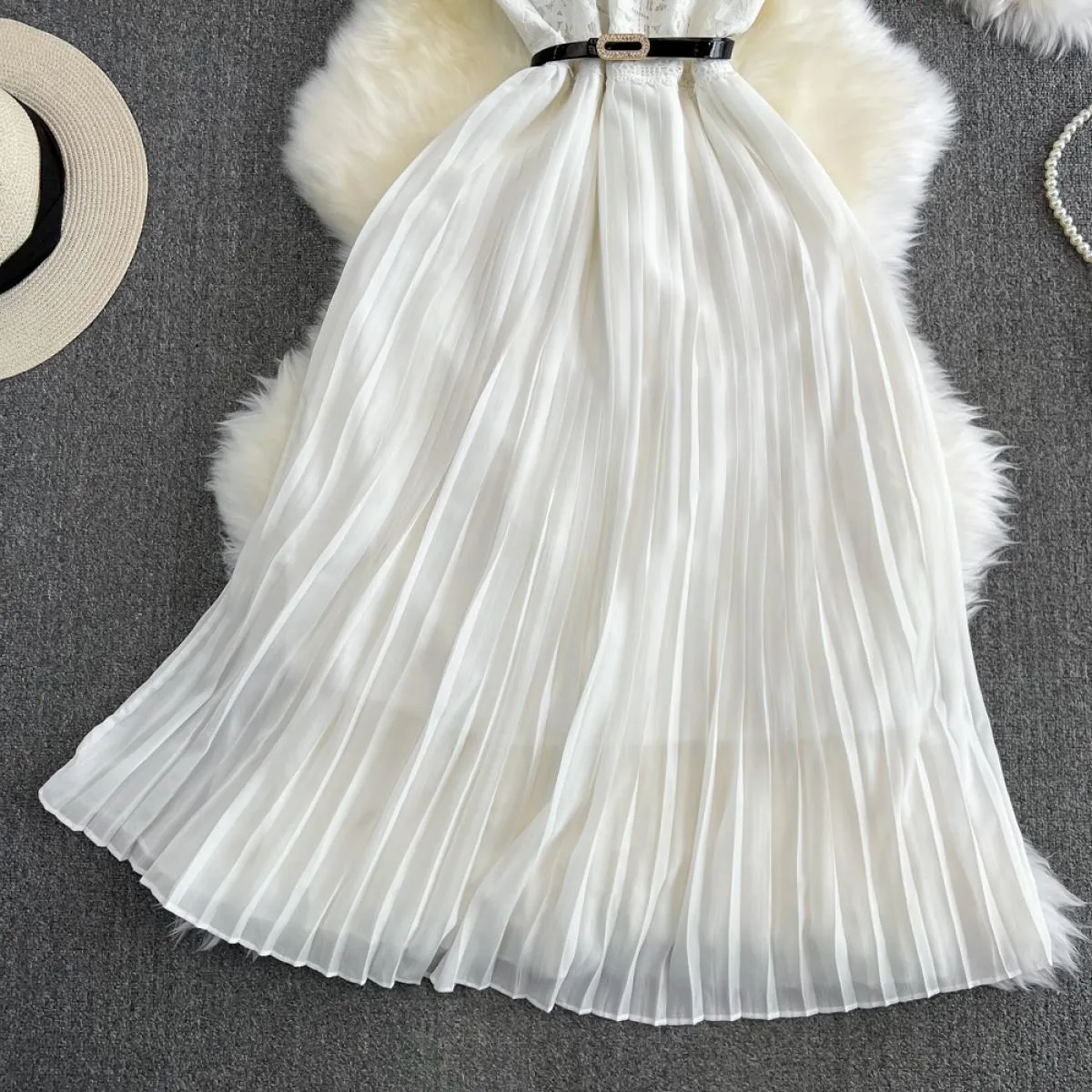 Abito lungo bianco estivo per donna Cuciture in pizzo Abiti eleganti con cintura femminile Pieghe pieghettate Chiffon Sheer Part