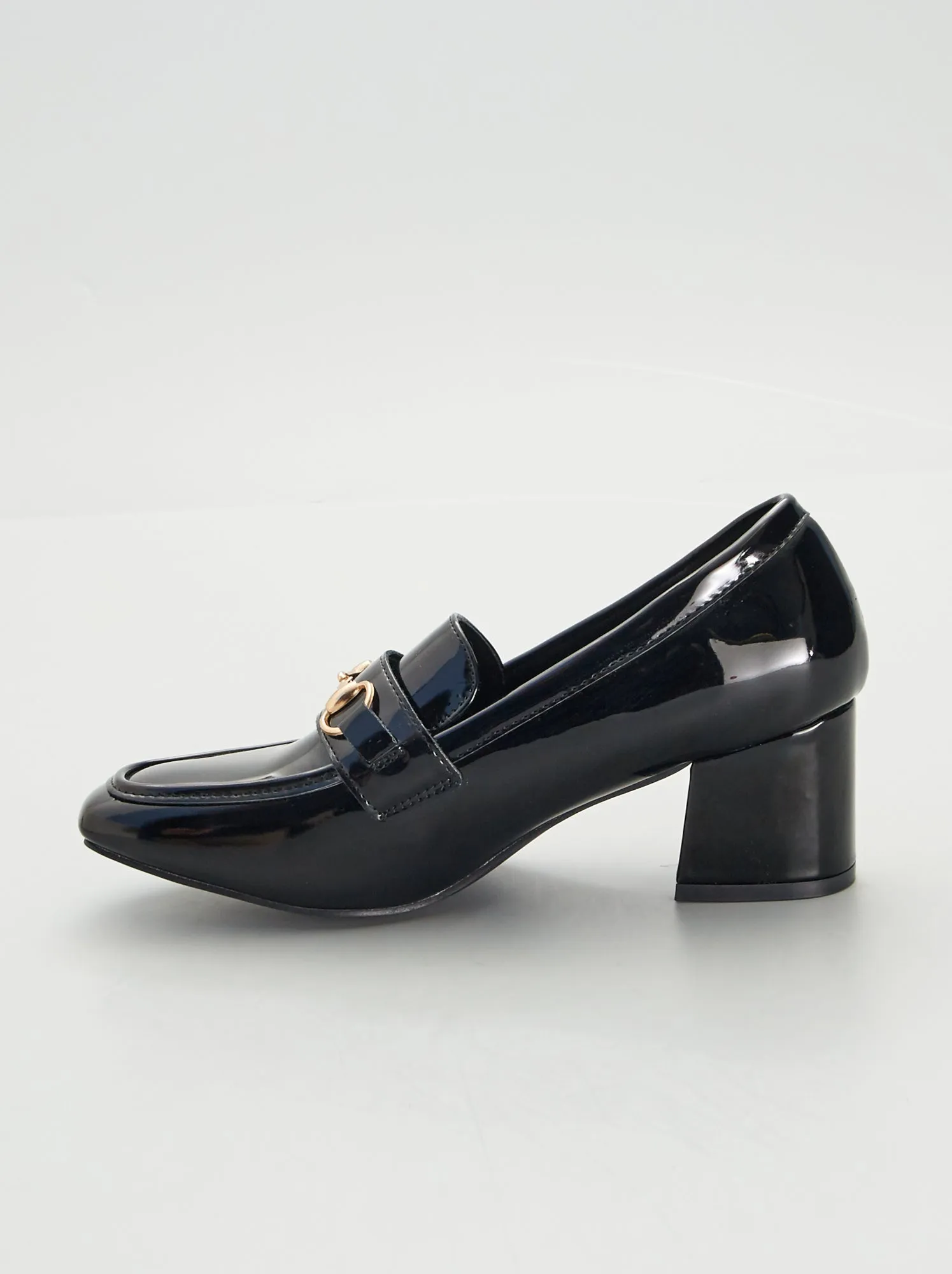 Mocassini con tacco in vernice - NERO